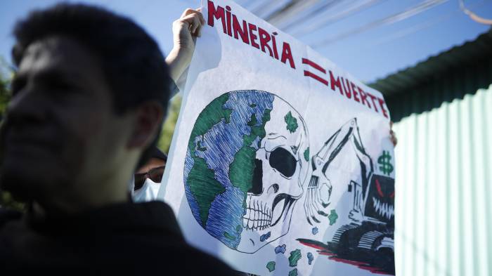 Ayer hubo protestas contra la minería frente a la Asamblea Legislativa.