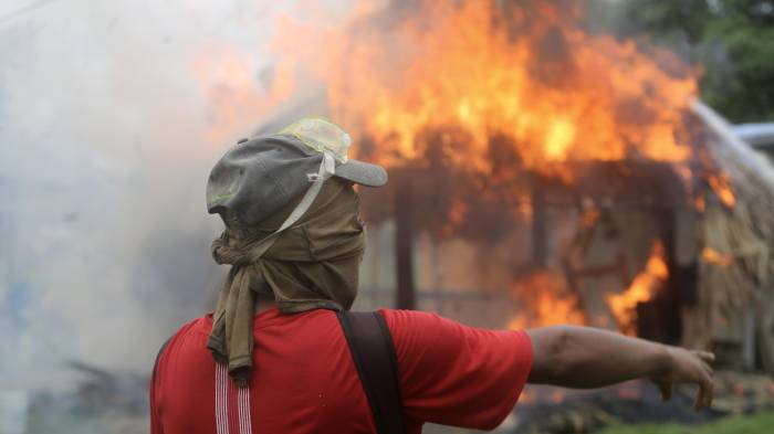 En plena tensión social, chozas pertenecientes a comunidades originarias fueron incendiadas en medio del conflicto en Arimae.