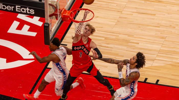 Gradey Dick (c) de los Toronto Raptors entra a canasta ante los Philadelphia 76ers, un partido de la NBA en el Scotiabank Arena, en Toronto (Canadá). EFE/ Julio César Rivas