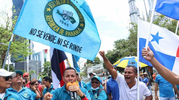 Docentes siguen clamando justicia y exigen su retorno a las aulas.