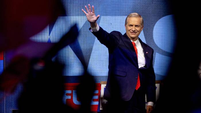 El candidato a la Presidencia de Chile por el Partido Republicano y Social Cristiano, José Antonio Kast, habla tras conocer los resultados de las elecciones este domingo, en Santiago (Chile).