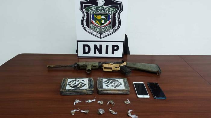 El fusil AR-15 y la presunta droga fueron decomisados en un allanamiento en Cativá.