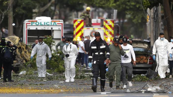 ntegrantes de la Policía Nacional inspeccionan la zona del atentado tras una explosión en inmediaciones de la Escuela Militar de Aviación Marco Fidel Suárez este jueves, en Cali (Colombia).