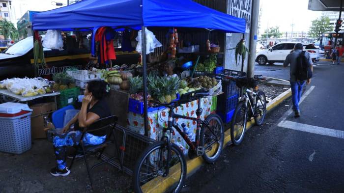 Zona bajo el puente de la 5 de Mayo, donde se concentra una gran cantidad de puestos de buhonería.