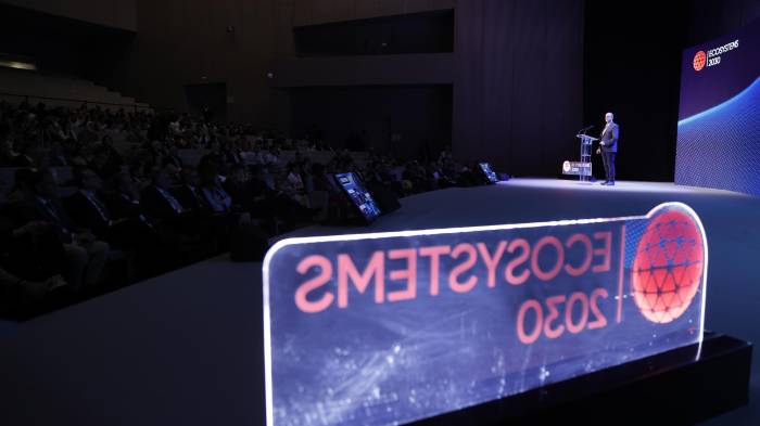 A CORUÑA, 03/10/25.- El presidente ejecutivo de Ecosystems 2030, Omar Hatamleh, durante el discurso inaugural de la quinta edición de este foro internacional, que se celebra este viernes en A Coruña y se centra en la inteligencia artificial, la innovación, la sostenibilidad y el entretenimiento. EFE/Cabalar