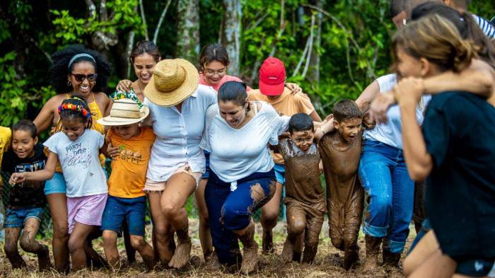Tradicionalmente, estas casas no se construyen con dinero, sino con solidaridad.