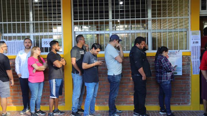 Personas hacen fila en un centro de votación este domingo, en Tegucigalpa (Honduras). EFE/ Gustavo Amador