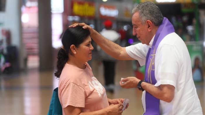 La Terminal Nacional de Transporte de Albrook volvió a transformarse en un improvisado lugar de fe.