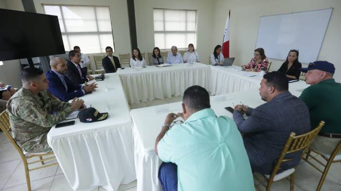 Residentes, comerciantes y autoridades se han reunido para tratar el aumento del pasaje.