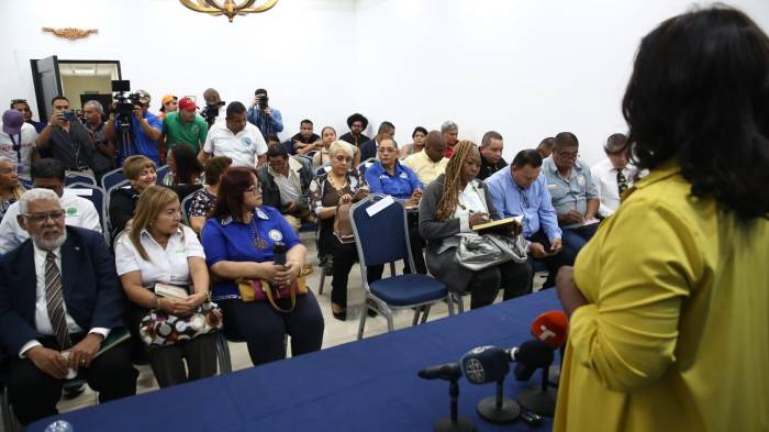 La titular de Educación se reunió con los dirigentes docentes en el despacho superior.