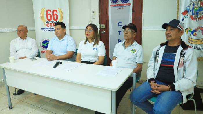 Representantes de las Organizaciones Sindicales Íntegras en Resistencia (O.I.R.) ofrecieron hoy una conferencia.