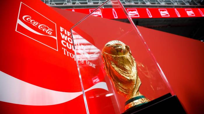 Roberto Carlos y Karanka dan la bienvenida al trofeo del Mundial en su visita al Bernabéu