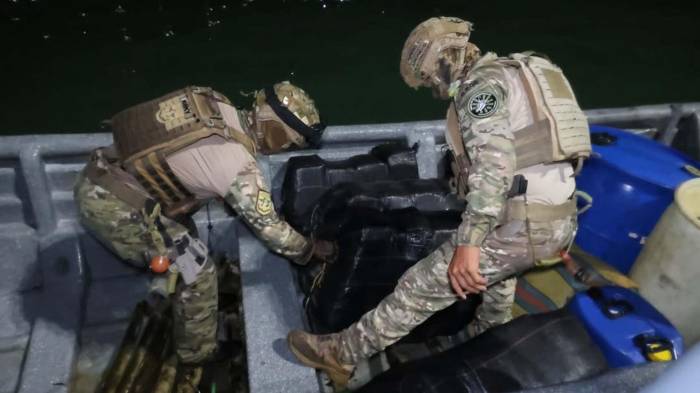 Los paquetes de droga asegurados por unidades aeronavales.