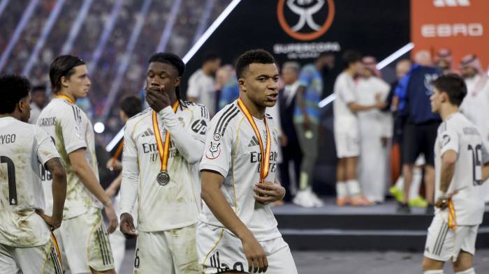 El delantero francés del Real Madrid, Kylian Mbappé, tras recibir la medalla de subcampeones de la final de la Supercopa de España que han disputado ante el FC Barcelona, este domingo en el estadio Ciudad Deportiva del Rey Abdalá de Yeda (Arabia Saudí).