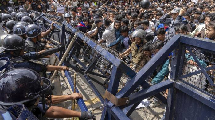 Manifestantes nepalíes se enfrentan a la policía frente al Parlamento este lunes, en Katmandú.