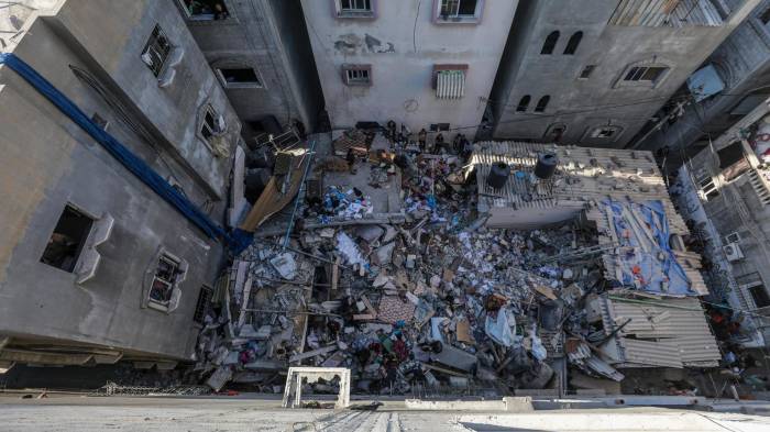 Gaza (EFE). Ruinas de un bloque de viviendas en un campo de refugiados de Gaza bombardeado por el ejército israelí. EFE/EPA/MOHAMMED SABER