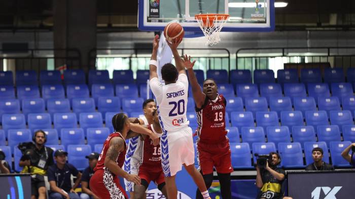 AMDEP2399. MANAGUA (NICARAGUA), 25/08/2025.- Yohanner Sifontes (c) de Venezuela disputa el balón con Jonathan Young (d) de Panamá este lunes, en un partido de la FIBA AmeriCup 2025 entre Panamá y Venezuela, en Managua (Nicaragua). EFE/ STR