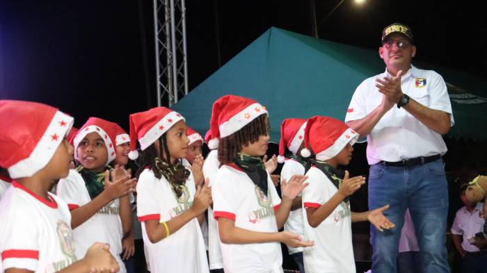 Los niños quedaron encantados con el encendido de luces de la VillaFront.