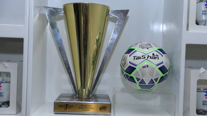 El trofeo de tercer lugar conquistado por la Selección de Fútbol de Panamá en la Copa Oro 2015 y un balón firmado por algunos jugadores.
