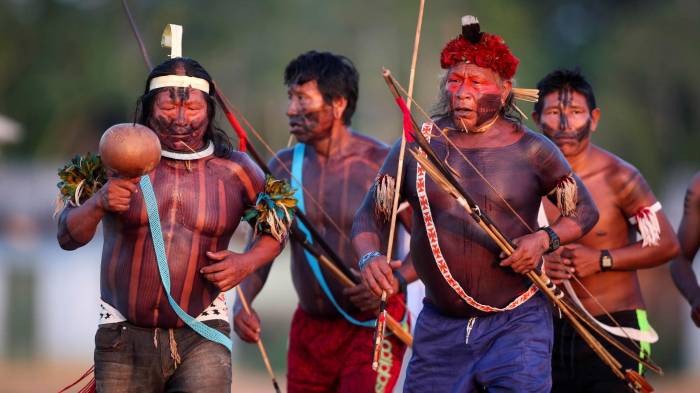 Indígenas de la etnia Xikrin participando en una danza de celebración en la aldea Mrotidjam, en la reserva indigena Trincheira do Bacaja (Brasil).