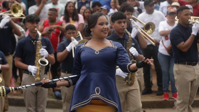 Cientos de ciudadanos disfrutaron del desfile en Vacamonte.