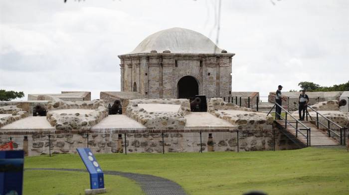 Turistas visitan el Fuerte de San Lorenzo en Colón, Panamá.