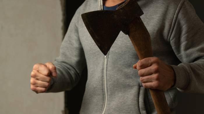 Testigos aseguran que el joven estaba en estado de shock, murmurando palabras sin sentido.