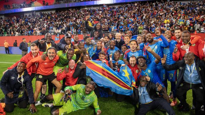 Jugadores de la República Democrática del Congo celebran su clasificación para el repechaje continental hacia la Copa Mundial de la FIFA 2026 tras su victoria en la final de la repesca de la CAF contra Nigeria, en Rabat, Marruecos, el 16 de noviembre de 2025.