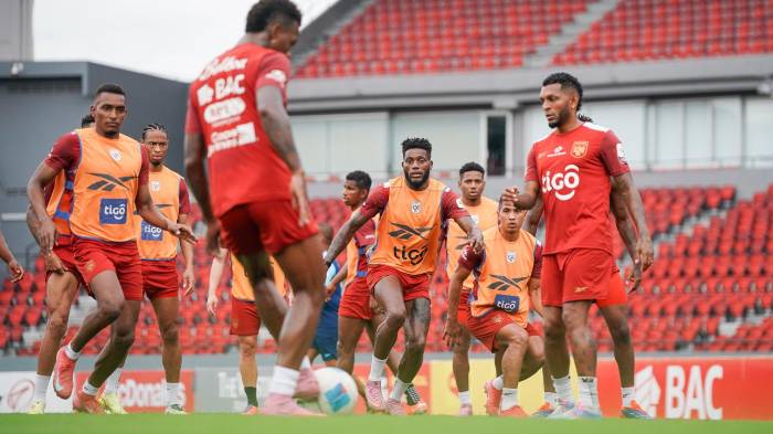 El equipo entrenando en el estadio Rommel Fernández Gutiérrez.