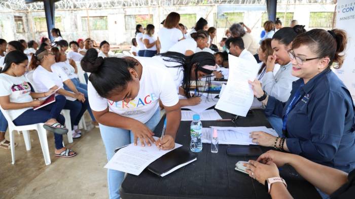Hoy se realizó la entrega de resoluciones de clasificación y revisión de periodo a mujeres privadas de libertad del Centro Femenino de Rehabilitación Nueva Esperanza.