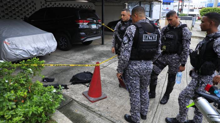 Los ladrones no lograron su objetivo, dejando atrás dinero y arma de fuego.