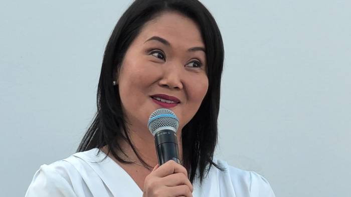 La lideresa del partido fujimorista Fuerza Popular, Keiko Fujimori, habla en una rueda de prensa este lunes, en Lima (Perú).