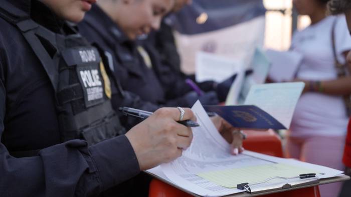 Las acciones generaron gran confusión en la comunidad ya que las persona detenidas, en su mayoría campesinos, fueron transportadas 480 kilómetros al sur hasta un centro de detención en la frontera de California con México.