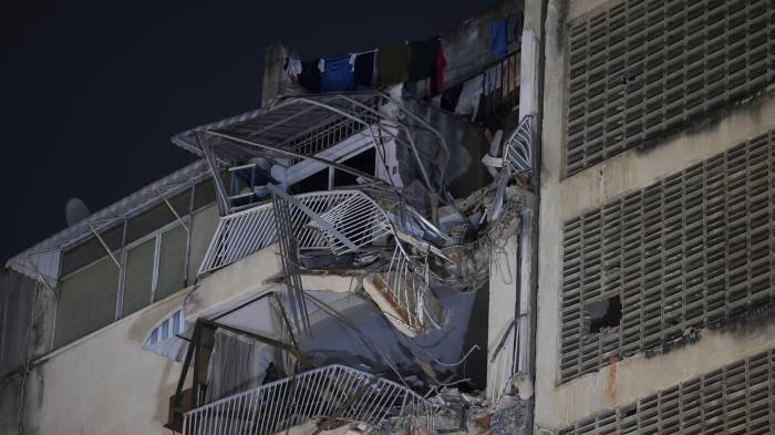 Estado de un edificio en Caracas (Venezuela) tras los dos fuertes seísmos que han sacudido el oeste de la capital del país, dos terremotos que tuvieron lugar alrededor en apenas 39 segundos y que han dejado al menos 32 muertos y 700 heridos y personas entre los escombros de los edificios derruidos. EFE/ Rayner Peña R