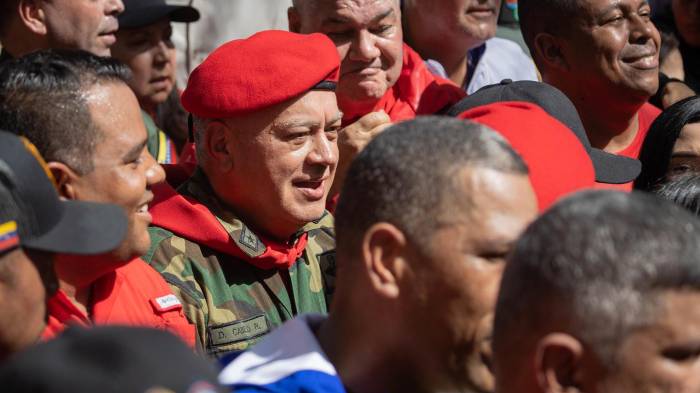 El titular de Interior de Venezuela, Diosdado Cabello (c).