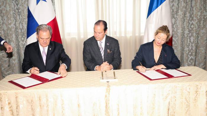 La firma estuvo representada por el secretario ejecutivo de la Secretaría Nacional del Ferrocarril, Henry Faarup, y la embajadora de Francia en Panamá, Aude de Amorim.