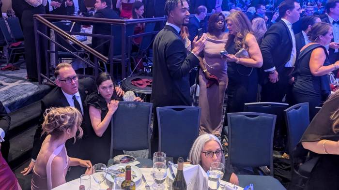 Personas reaccionan tras escuchar aparentes disparos durante la cena anual de la Asociación de Corresponsales de la Casa Blanca (WHCA) este sábado, en Washigton (Estados Unidos).