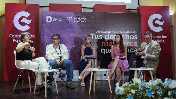 De izquierda a derecha, la integrante de la junta directiva de la Fundación Karisma, Carolina Botero; el director general de la Fundación Gabo, Jaime Abello; la copresidenta del órgano consultivo de alto nivel sobre IA de las Naciones Unidas Carmen Artigas; la experta en ética digital, inteligencia artificial y derechos humanos, asesora UNESCO - ONU, María Elena García y el subdirector adjunto de Estrategia en el Observatorio Nacional de Tecnología y Sociedad (ONTSI), Juan Miguel Márquez participan este jueves durante la presentación de la Carta Iberoamericana de Derechos Digitales, en el Centro de Formación de la Cooperación Española en Cartagena (Colombia).