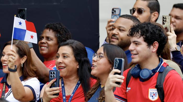 Fanáticos panameños vivieron con gran expectativa el anuncio de la lista de convocados al Mundial 2026 en el histórico edificio de la Administración del Canal, donde la emoción creció a medida que se revelaban los nombres de los 26 jugadores.