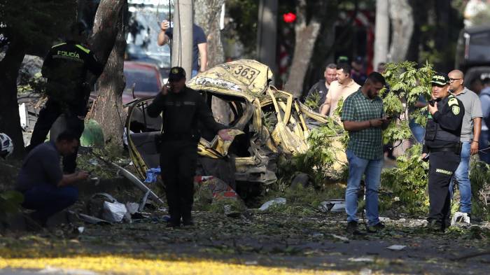 Un carro bomba explotó en las inmediaciones de la Escuela Militar de Aviación Marco Fidel Suárez, en Cali, y un helicóptero de la Policía fuera derribado en el municipio antioqueño de Amalfi, hechos que dejaron al menos trece muertos y más de veinte heridos.