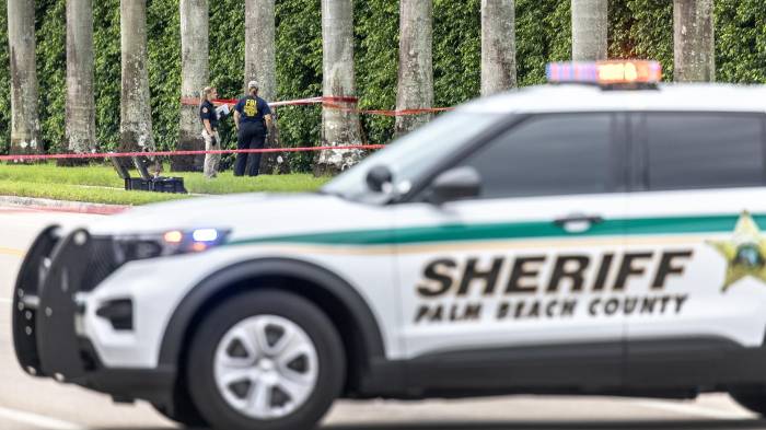 Fotografía de archivo de agentes en el Club Trump International Golf en West Palm Beach, Florida.