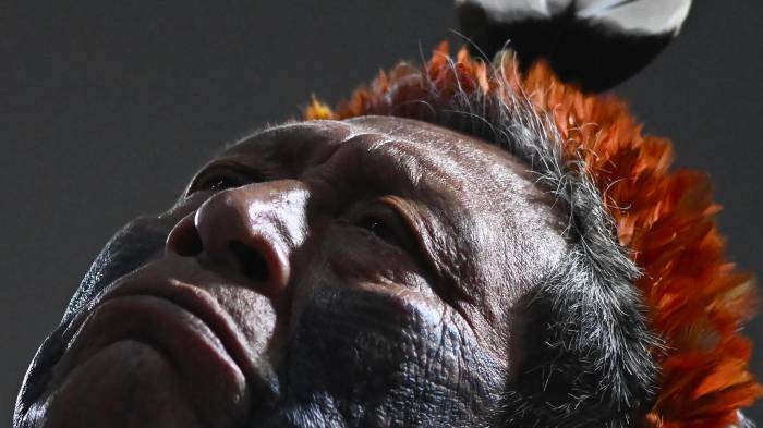 Un indígena asiste a un panel organizado por World Vision y We Are Water este martes, en el Centro de Convenciones Hangar donde se realiza la COP30, en Belém (Brasil). EFE/ Andre Borges