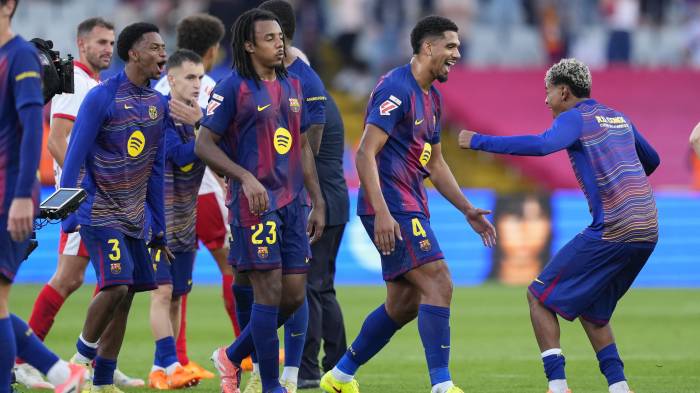 Los jugadores del Barça celebran la victoria tras el partido de la jornada 9 de LaLiga EA Sports, entre el FC Barcelona y el Girona FC, en el estadio Olímpico de Montjuic, en Barcelona.