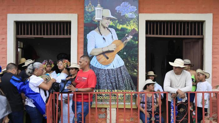 Personas asisten al Festival Nacional de la Mejorana este sábado, en Guararé (Panamá).