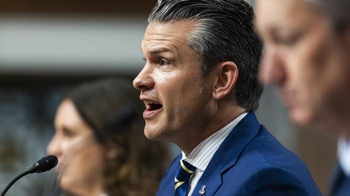 El secretario de Guerra de EE.UU., Pete Hegseth (C), en una foto de archivo.