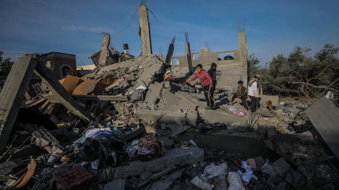 Restos de una casa destruida en un bombardeo en Al Nusairat, en el centro de la Franja de Gaza, en una imagen reciente. EFE/EPA/MOHAMMED SABER