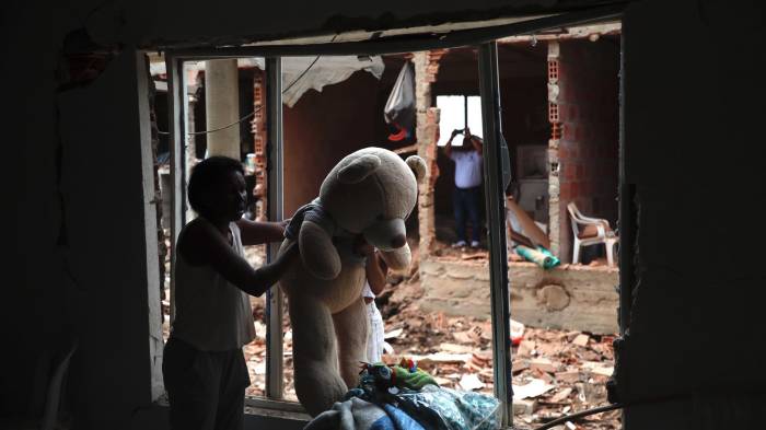 Fotografía de una casa afectada por una explosión.