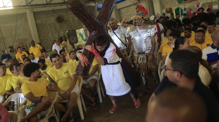 Representación de la Pasión de Cristo en las cárceles. Este recorrido es muy concurrido en los pueblos.