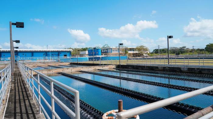 Operarios del IDAAN concluyeron con éxito la instalación de la compuerta en el Lago Alajuela.