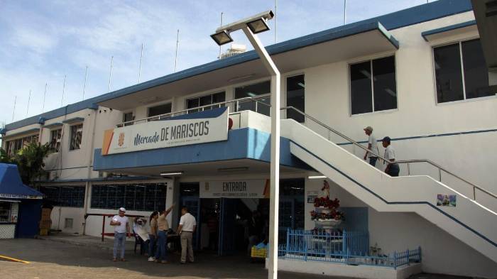 Decenas de personas llegaron al Mercado de Mariscos desde la madrugada para recibir bolsas de mariscos que un comerciante decidió regalar como forma de protesta.